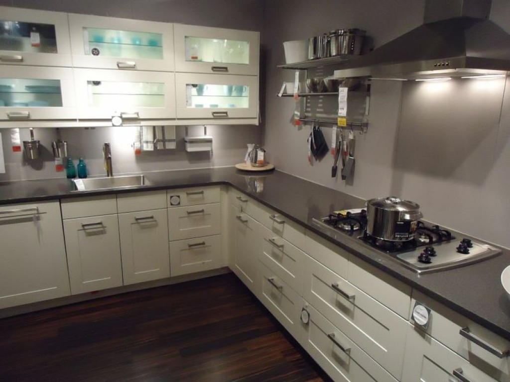 Removing the head high cupboard gives a cleaning less cluttered design